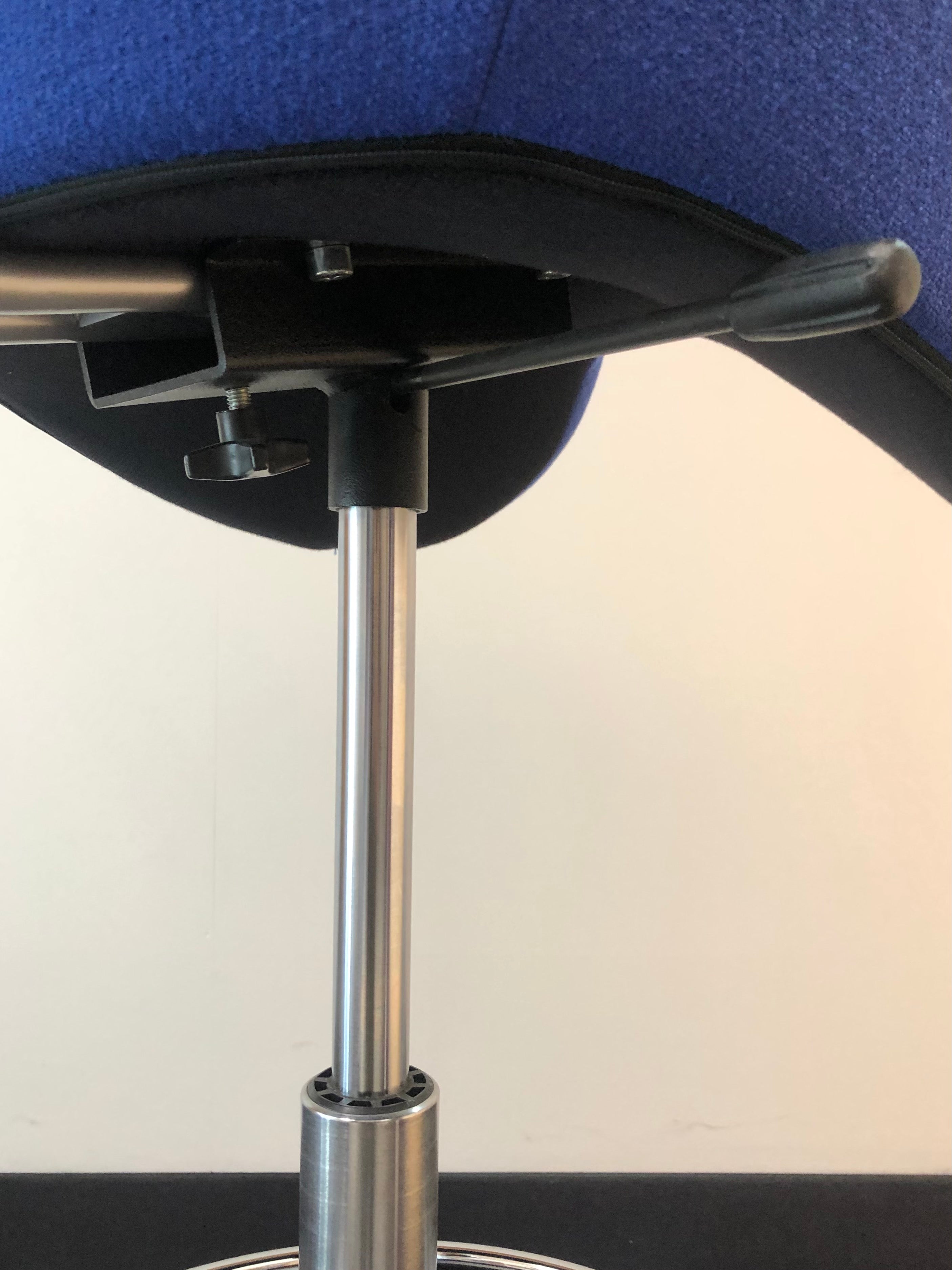 Sgabello "Balance" su ruote con pistone